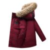 Manteau chauffant rouge pardessus de neige