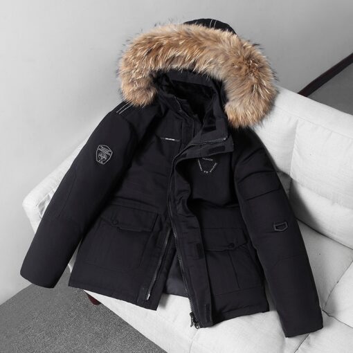 Manteau chauffant noir pardessus de neige sur un fauteuil