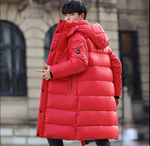 homme avec le Manteau chauffant long rouge