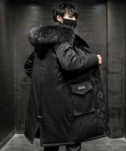 jeune homme avec le Manteau chauffant noir grande taille