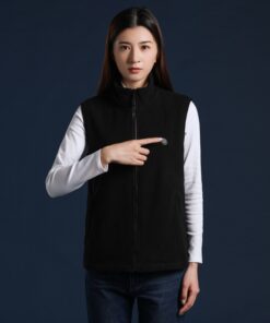 femme avec le Gilet chauffant noir d'extérieur