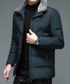 homme avec la Veste d'hiver avec col en fourrure