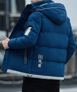 homme avec la Veste chauffante bleu à fermeture éclair