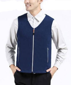 homme avec le Gilet chauffant bleu intelligent