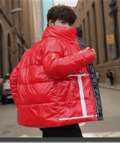 homme avec la Veste d'hiver rouge en cuir brillant pour homme