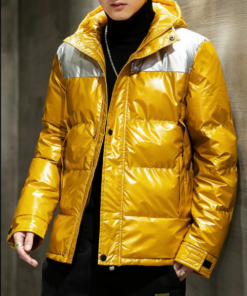 homme avec la Doudoune chauffante jaune imperméable