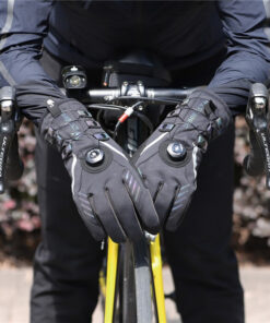 cycliste avec les Gants chauffants vélo sans batterie