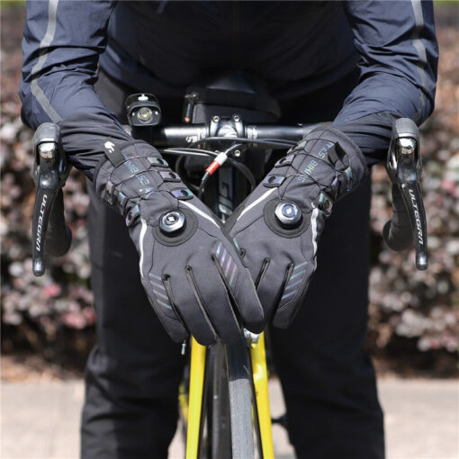 cycliste avec les Gants chauffants vélo sans batterie