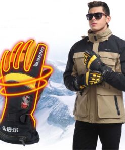 homme avec les Gants moto chauffants d'hiver