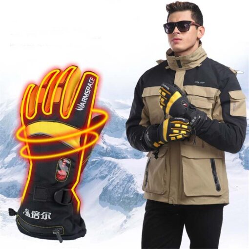 homme avec les Gants moto chauffants d'hiver