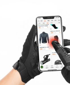 main manipulant un téléphone avec des gants chauffants