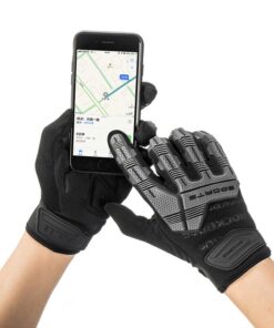 main manipulant un téléphone avec des gants chauffants