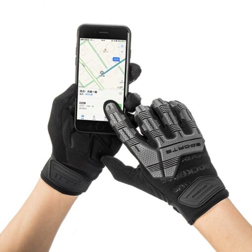 main manipulant un téléphone avec des gants chauffants