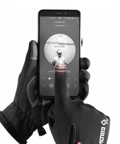 main manipulant un téléphone tactique avec les Gants chauffants imperméables