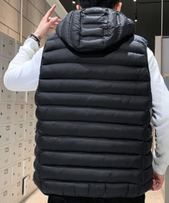 homme avec le Gilet chauffant noir style minimaliste